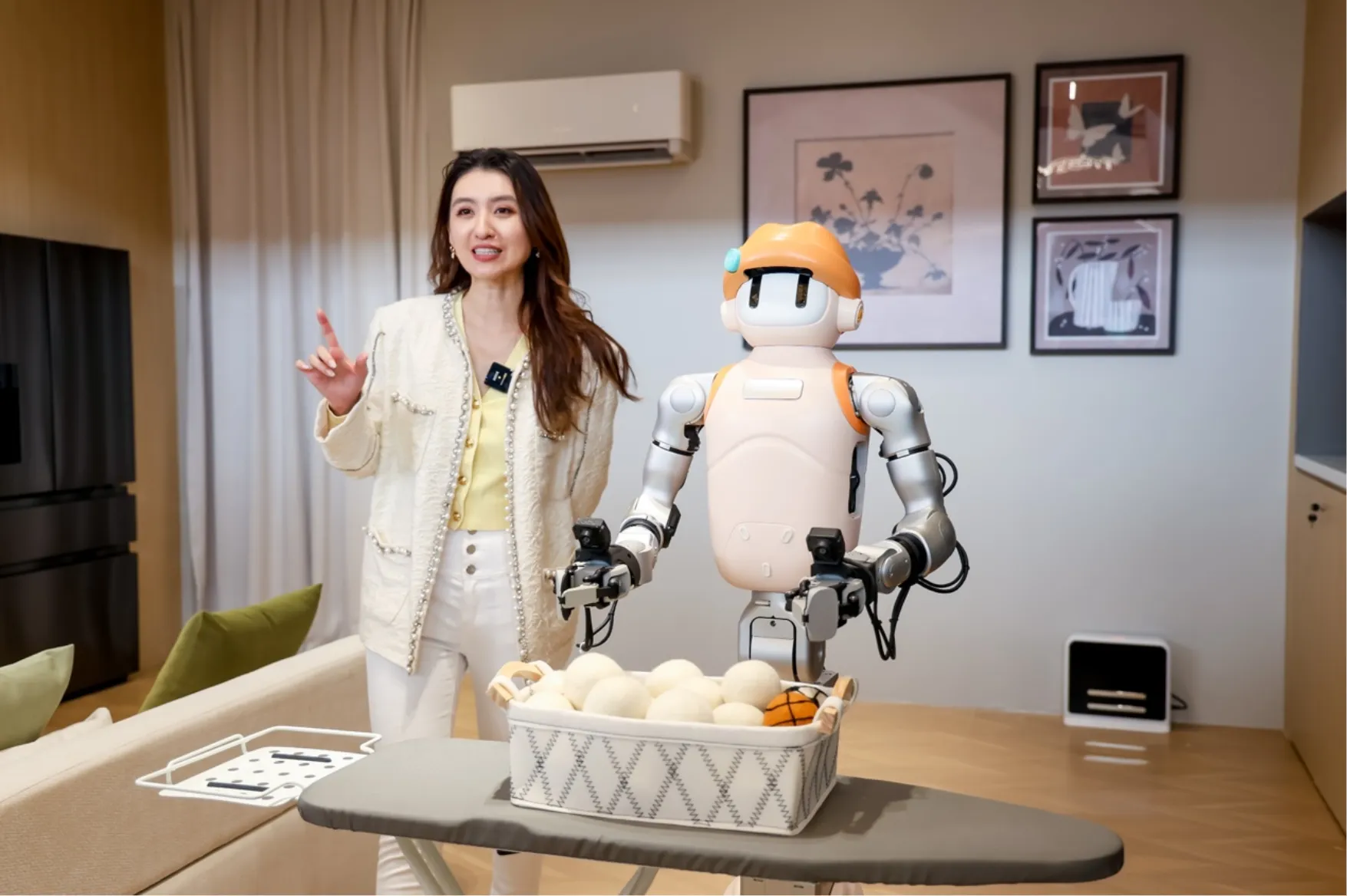 一名女性与海信服务机器人在家庭场景中